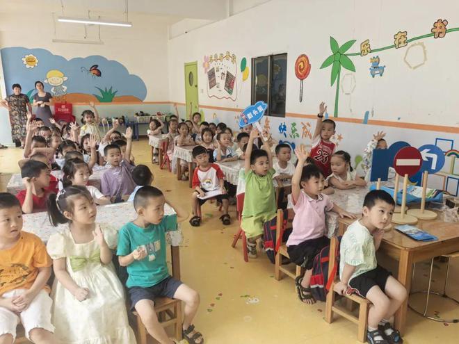 德安公安交警深入幼儿园开展“美丽乡村行”巡回宣讲活动(图3)