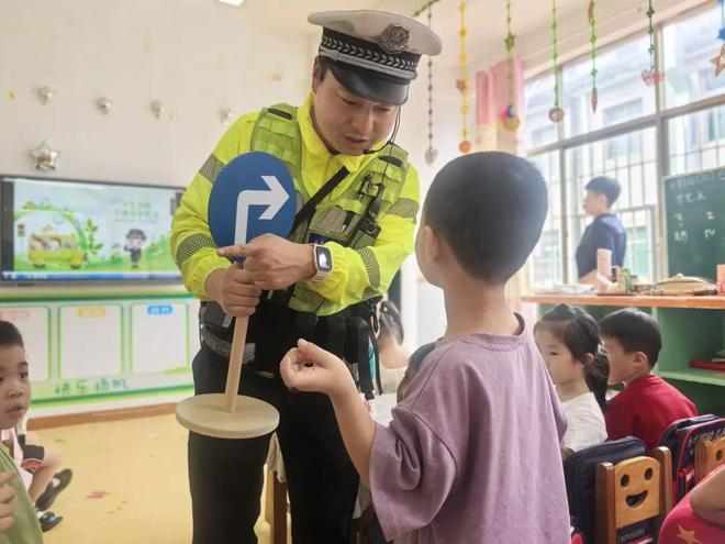 德安公安交警深入幼儿园开展“美丽乡村行”巡回宣讲活动(图4)