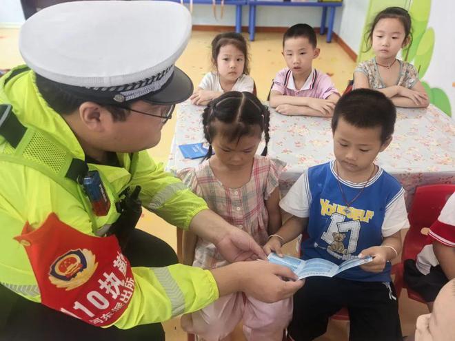 德安公安交警深入幼儿园开展“美丽乡村行”巡回宣讲活动(图2)