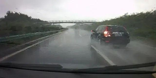 出行提示！台风“贝碧嘉”即将来临奉贤公安交警提醒您：这份雨中安全手册请收好(图2)