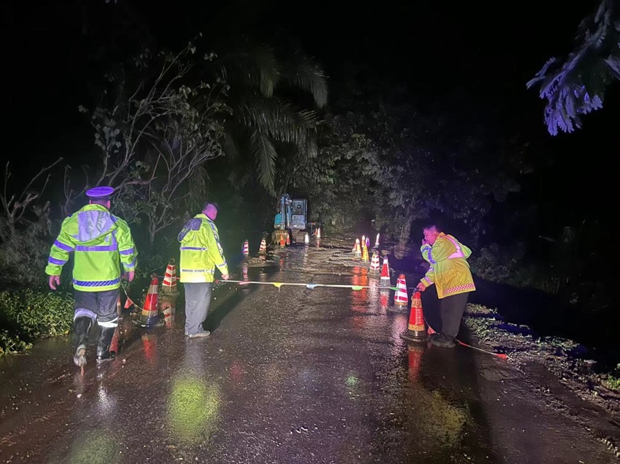 抢险救灾云南交警在一线_新华网