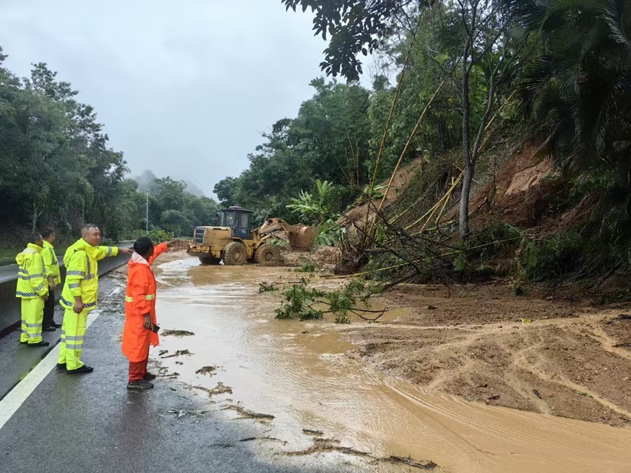 抢险救灾云南交警在一线_新华网(图2)