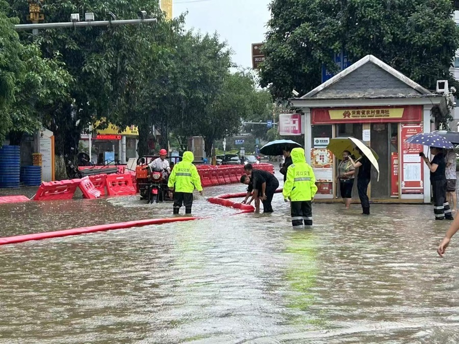 抢险救灾云南交警在一线_新华网(图3)
