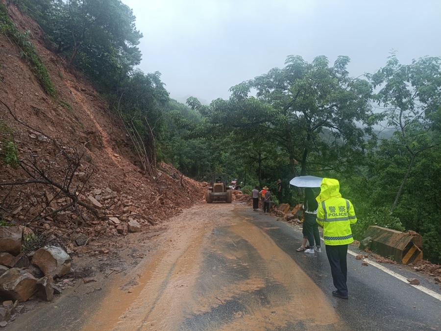 抢险救灾云南交警在一线_新华网(图4)