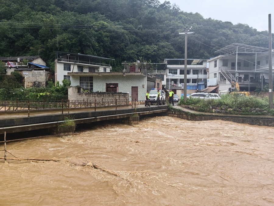 抢险救灾云南交警在一线_新华网(图5)