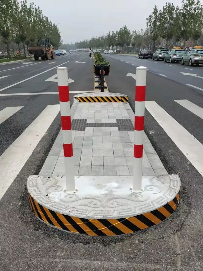 郑州一道路中间修“路障”途经车辆不慎就会