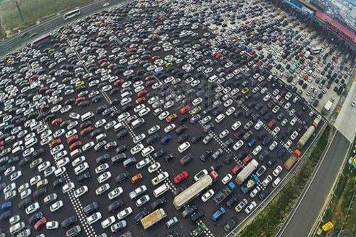 国庆出行90%的堵车都来自「移动路障」