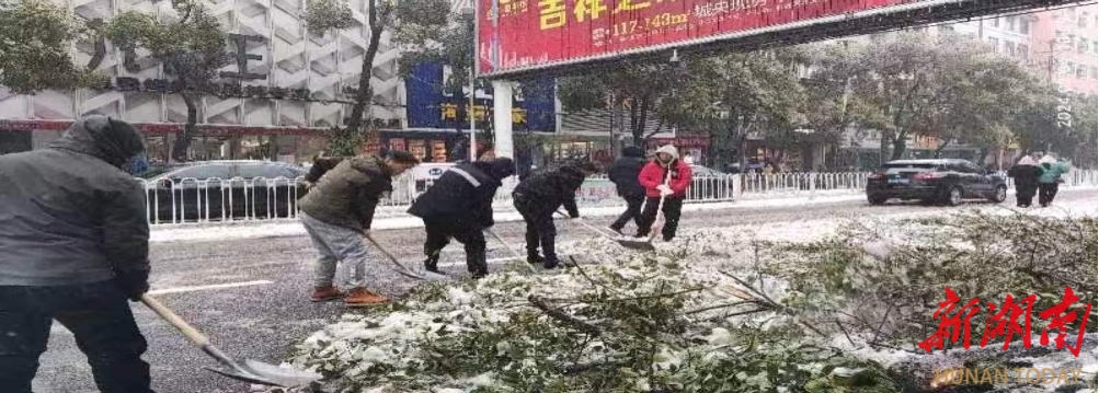 战冰雪保畅通临湘市公路建设和养护中心积极