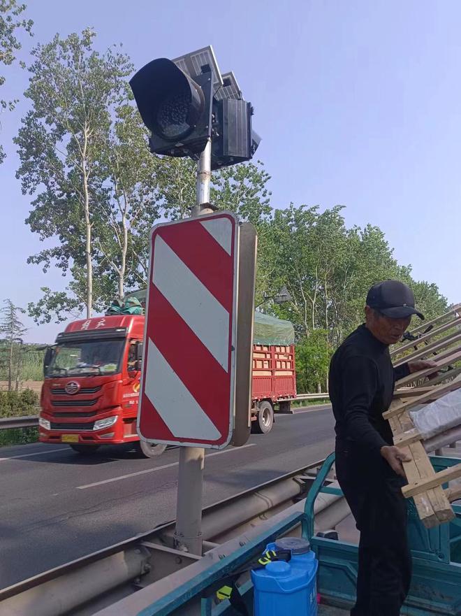 道路“警示灯”守护回家路