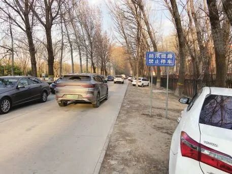 昌平这些挡道的路障该清理了(图2)