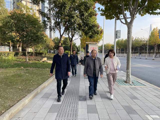 清理违规路障设施营造顺畅通行环境硚口区开展大规模“道路清障”行动(图2)