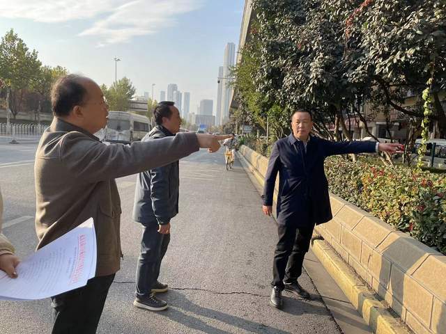 清理违规路障设施营造顺畅通行环境硚口区开展大规模“道路清障”行动(图1)