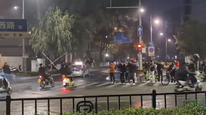 山东济南“鬼火少年”深夜飙车、放烟花炸街警方截车逮捕多人(图1)