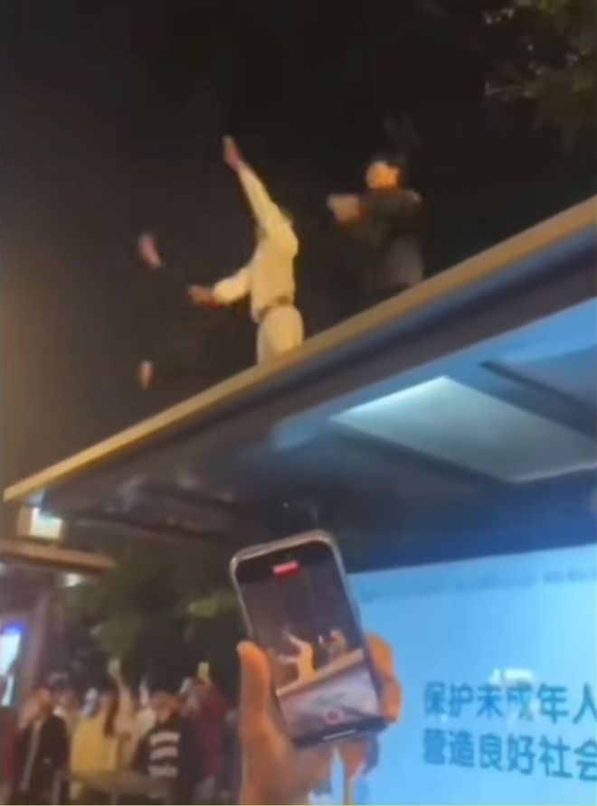 山东济南“鬼火少年”深夜飙车、放烟花炸街警方截车逮捕多人(图3)