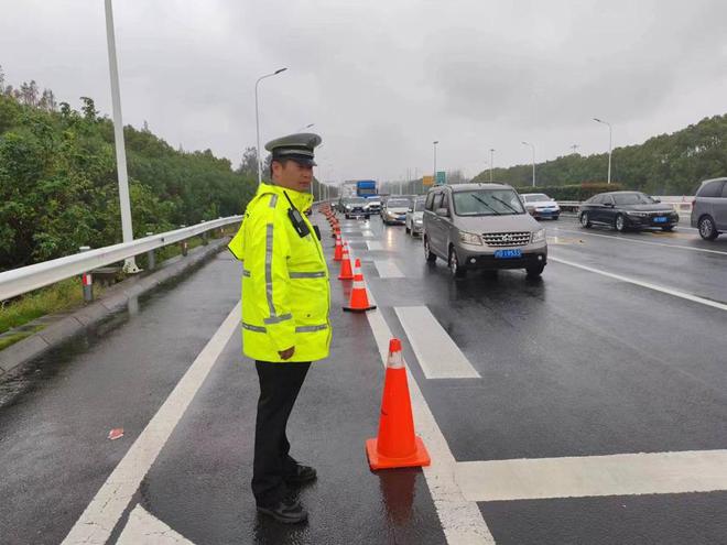 G40雨中迎来返程高峰将持续至明天凌晨!上海警方多措并举保安全(图1)