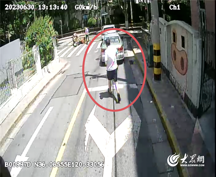 青岛一三轮车侧翻老冰棍洒落一地接下来一幕