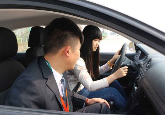 行车上路一定要分清的6组交通标志！