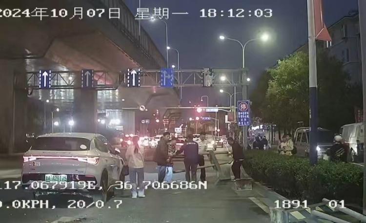 隔离栏损坏阻碍交通公交司机、乘客化身“清