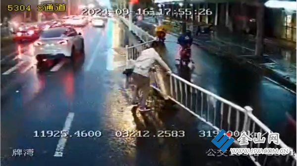 台风天伸出援手清理路障保畅通(图2)