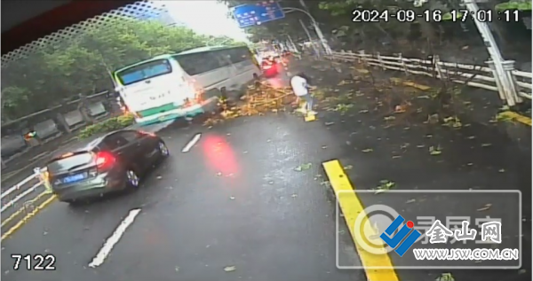 台风天伸出援手清理路障保畅通