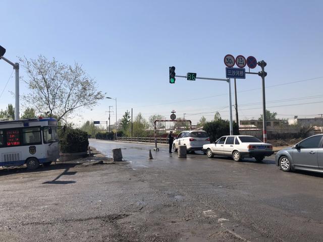 限高和路障“夹击”公交车蜿蜒前行107国