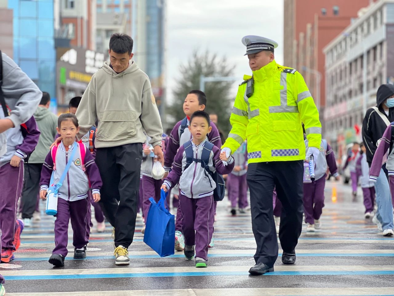 从人车混行到各行其道！常住人口过2万的大