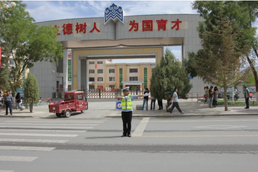 肃北县公安局强化“四项举措”筑牢校园周边道路交通安全防线(图2)