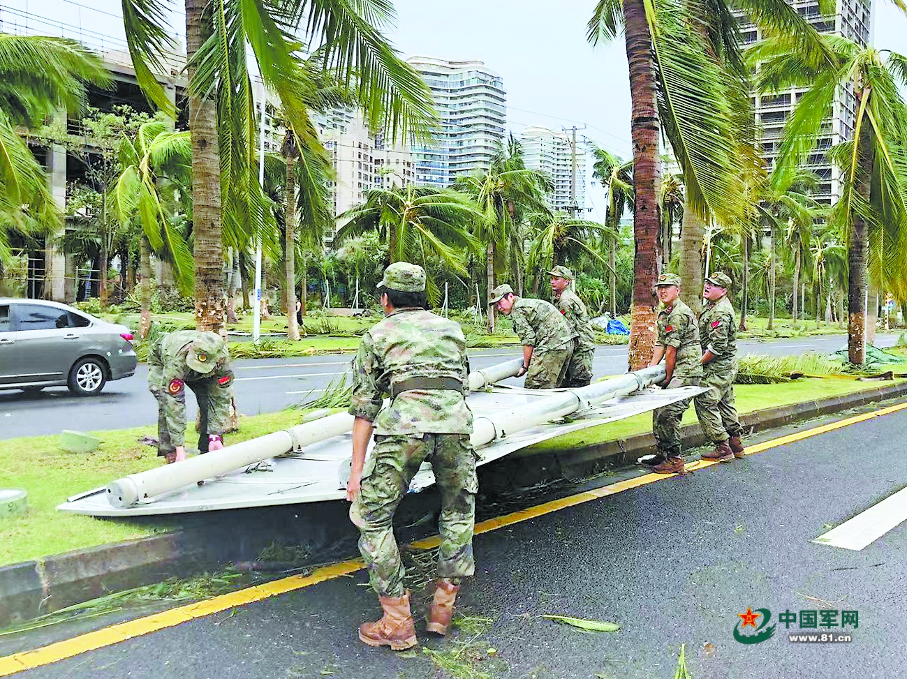 海南省军区组织官兵、民兵积极支援地方灾后