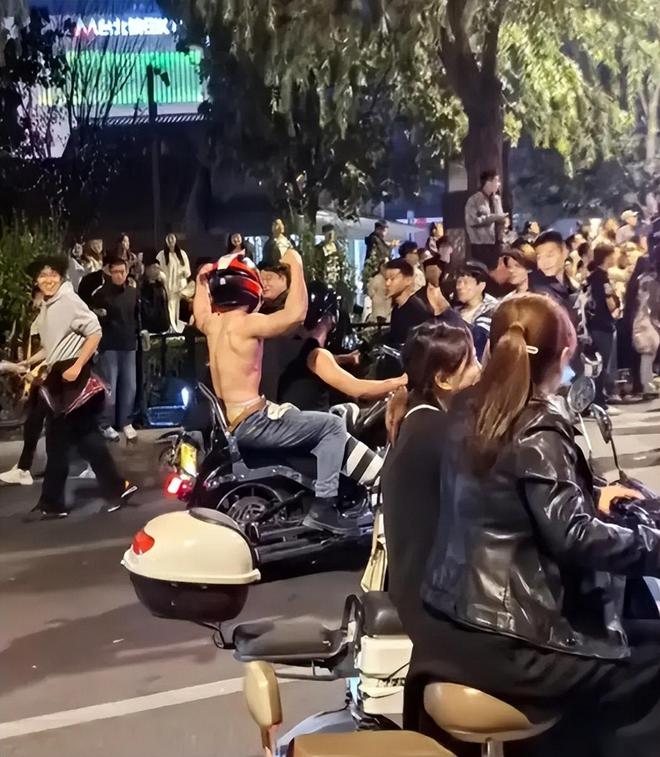 太疯狂！夜晚的济南解放阁上演群魔乱舞网友