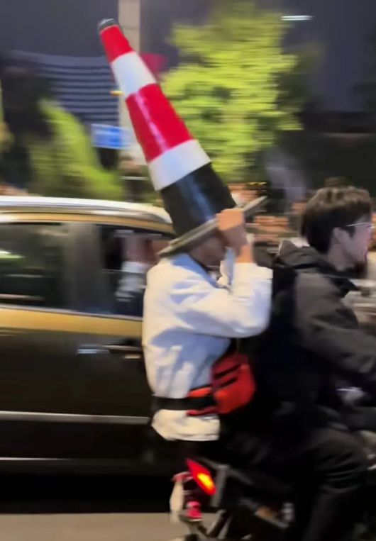 太疯狂!夜晚的济南解放阁上演群魔乱舞网友:中国的佛罗里达!(图3)