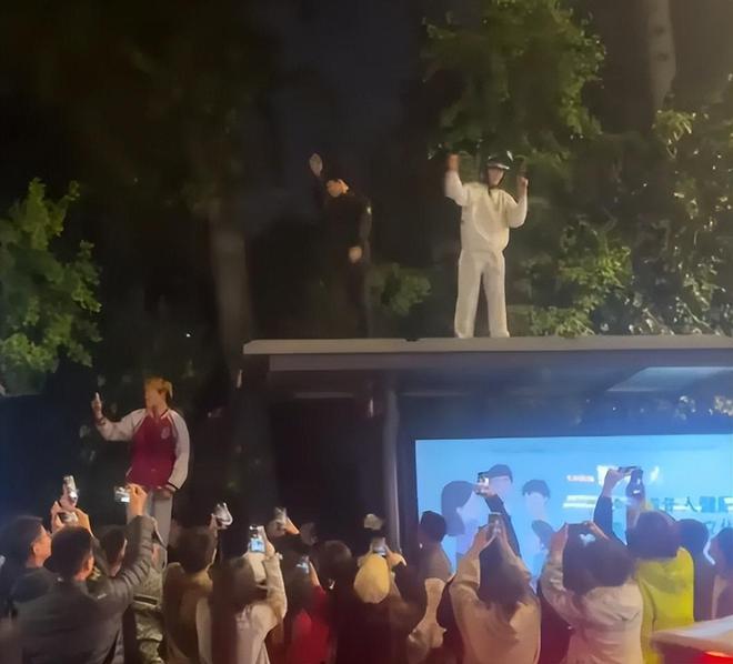 太疯狂!夜晚的济南解放阁上演群魔乱舞网友:中国的佛罗里达!(图6)