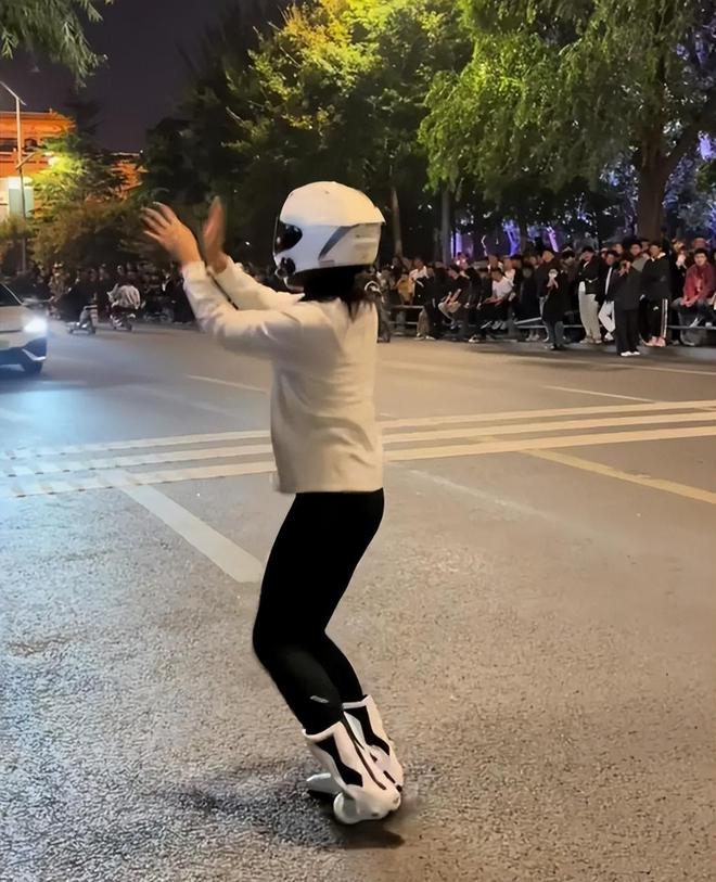 太疯狂!夜晚的济南解放阁上演群魔乱舞网友:中国的佛罗里达!(图5)