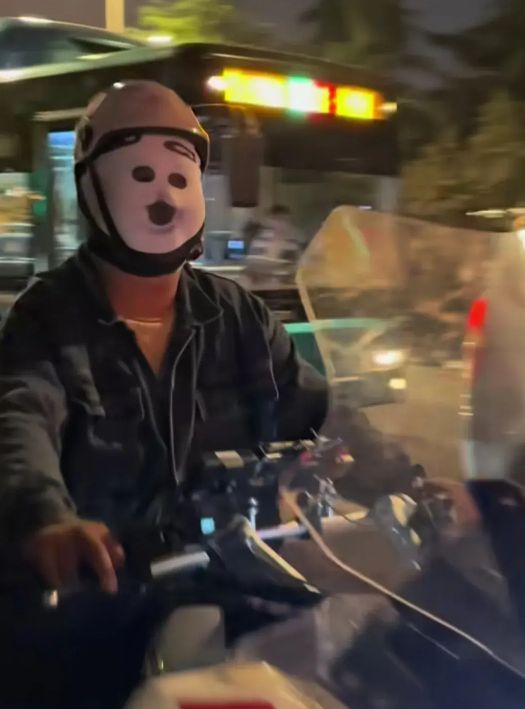 太疯狂!夜晚的济南解放阁上演群魔乱舞网友:中国的佛罗里达!(图4)