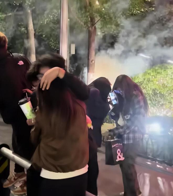 太疯狂!夜晚的济南解放阁上演群魔乱舞网友:中国的佛罗里达!(图12)