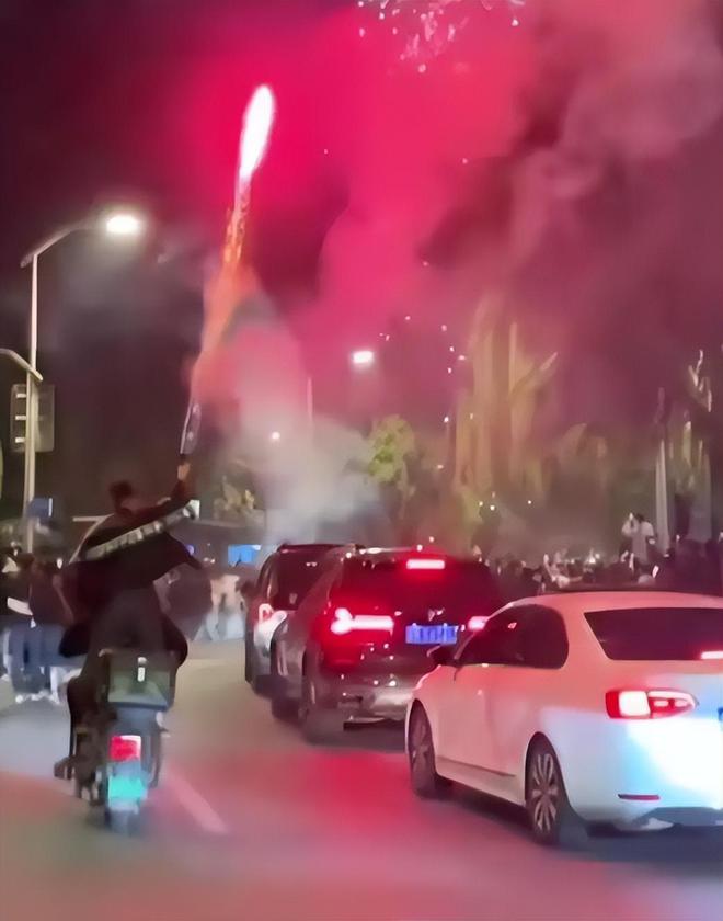 太疯狂!夜晚的济南解放阁上演群魔乱舞网友:中国的佛罗里达!(图11)