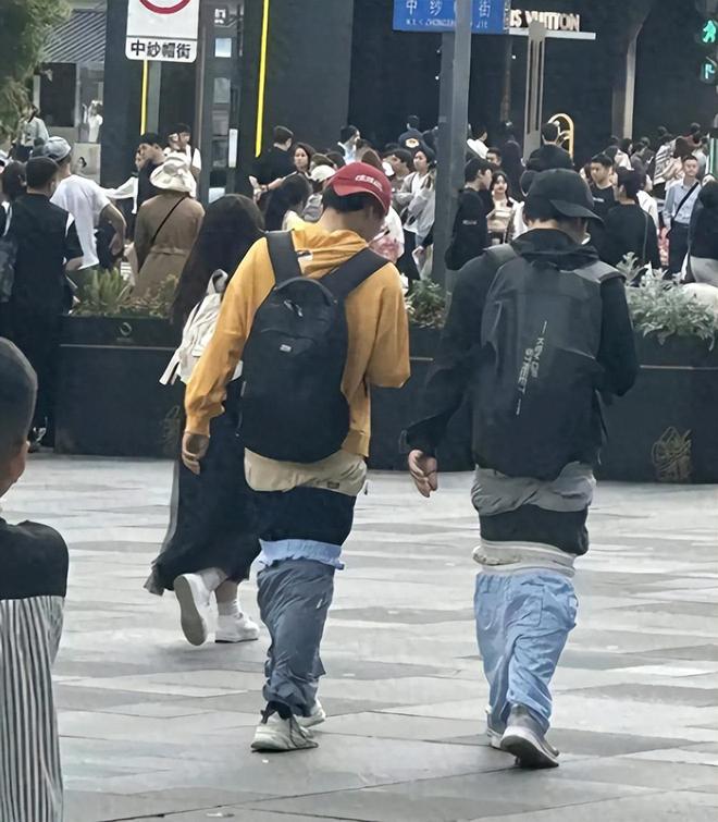 太疯狂!夜晚的济南解放阁上演群魔乱舞网友:中国的佛罗里达!(图14)