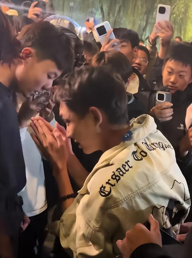 太疯狂!夜晚的济南解放阁上演群魔乱舞网友:中国的佛罗里达!(图13)