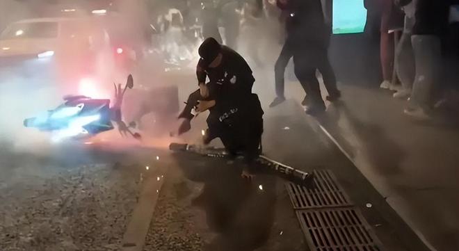 太疯狂!夜晚的济南解放阁上演群魔乱舞网友:中国的佛罗里达!(图16)