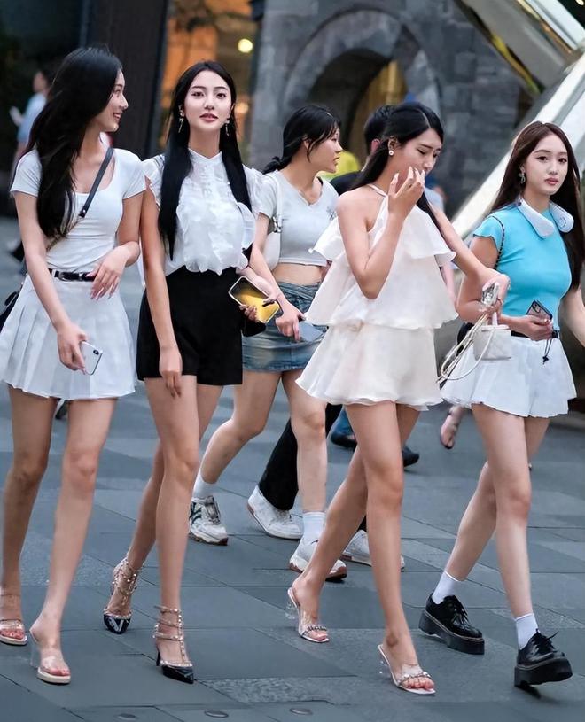 太疯狂!夜晚的济南解放阁上演群魔乱舞网友:中国的佛罗里达!(图15)