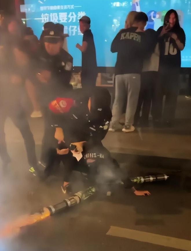 太疯狂!夜晚的济南解放阁上演群魔乱舞网友:中国的佛罗里达!(图17)