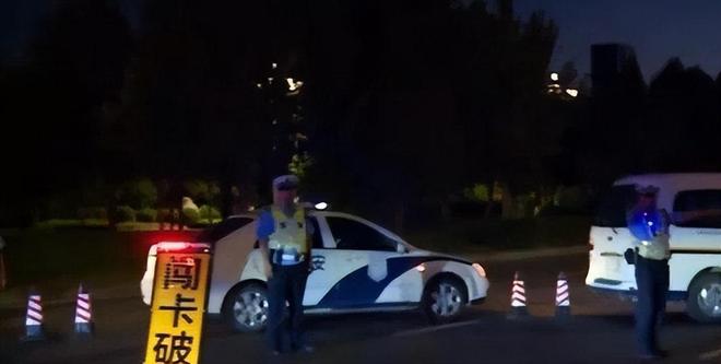 太疯狂!夜晚的济南解放阁上演群魔乱舞网友:中国的佛罗里达!(图19)