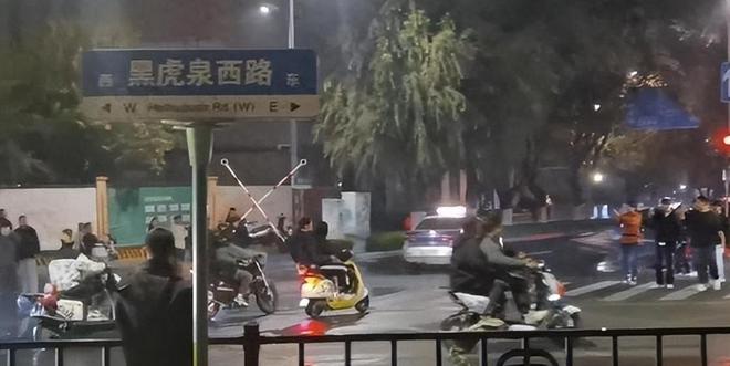 太疯狂!夜晚的济南解放阁上演群魔乱舞网友:中国的佛罗里达!(图18)