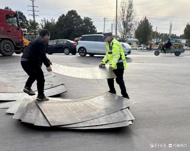 危险！一堆铁皮散落路面巡逻交警当起“搬运