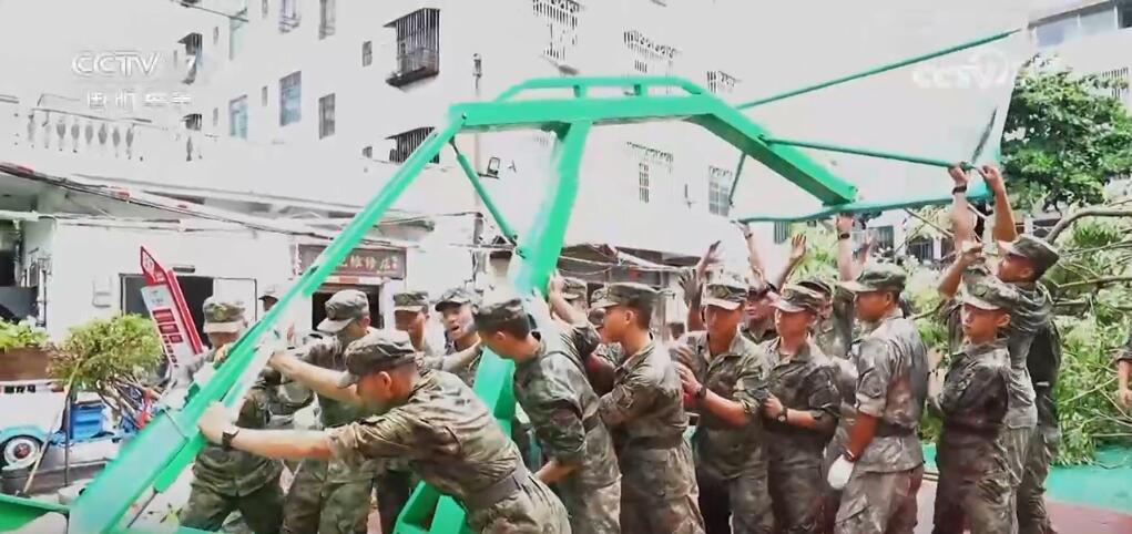 疏通道路、转移群众、灾后重建……抗击台风人民子弟兵来了!(图2)