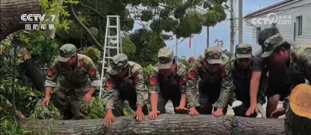 疏通道路、转移群众、灾后重建……抗击台风人民子弟兵来了!(图5)