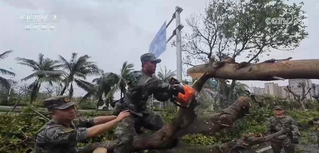 疏通道路、转移群众、灾后重建……抗击台风人民子弟兵来了!(图4)