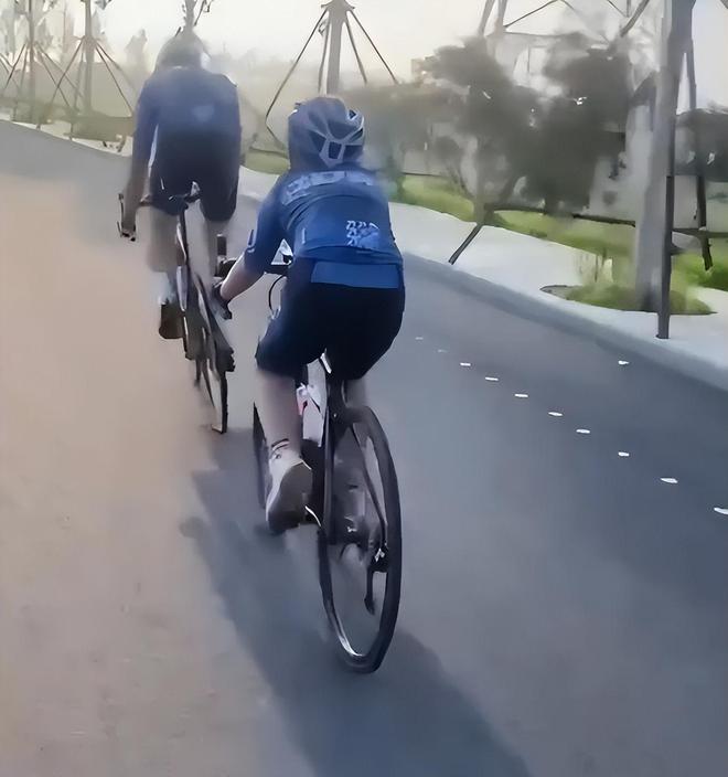 男孩骑行被碾身亡事件愈演愈烈：雪崩的时候没有一个人是无辜的(图2)