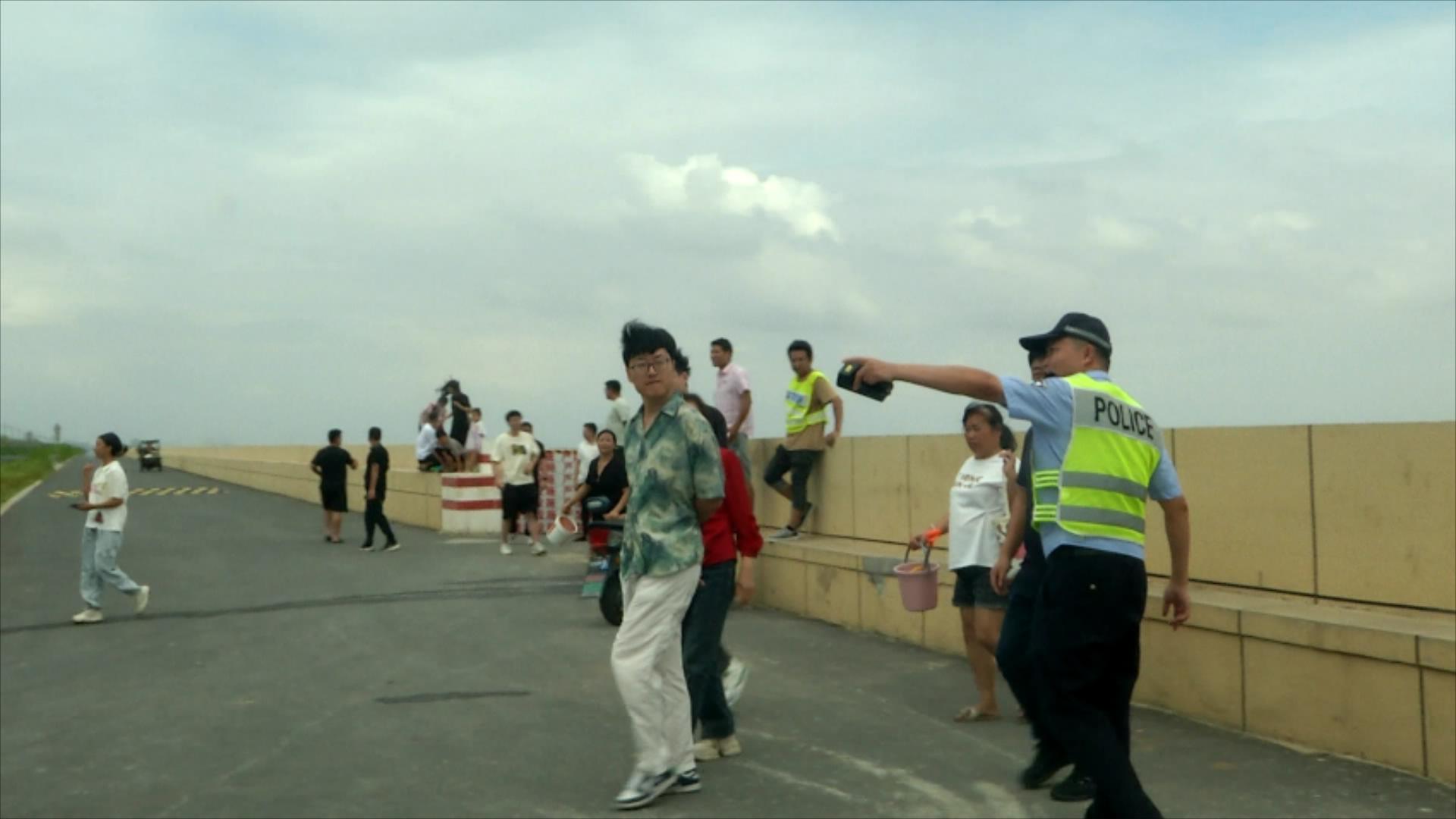 台风叠加潮汛可能出现风浪潮“三碰头”浙江部分观潮景区已关闭劝离观潮游客(图3)