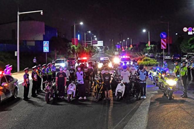 鬼火少年街头飙车被警方及时制止维护交通秩