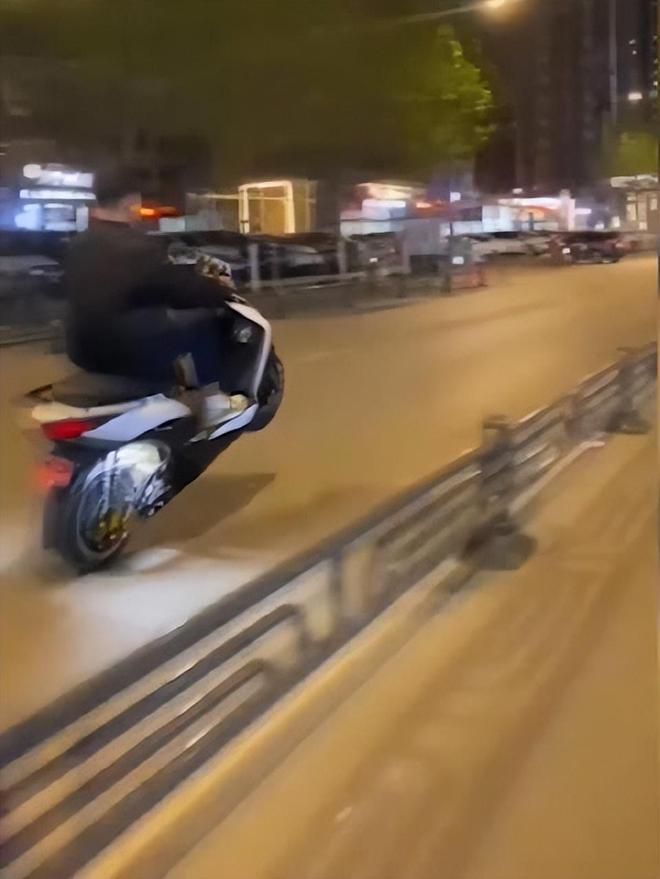 鬼火少年街头飙车被警方及时制止维护交通秩序(图2)